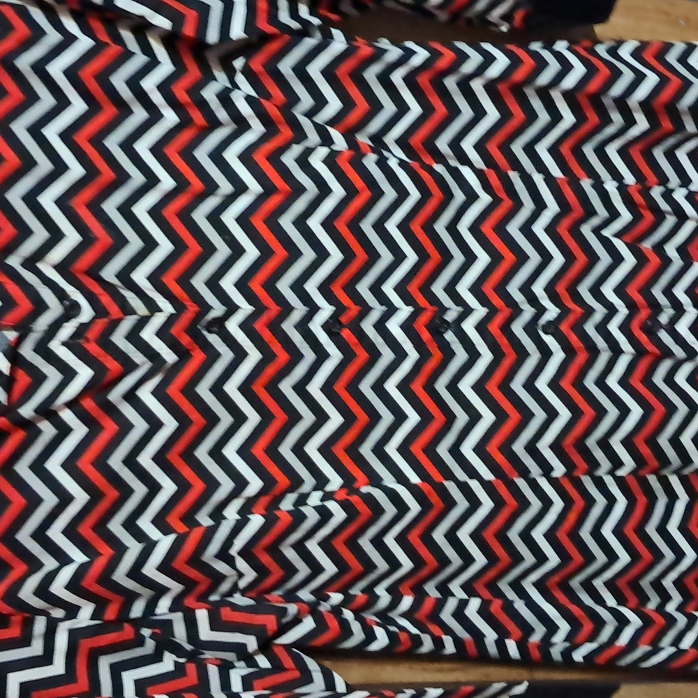 Zigzag Patterned Blouse with Black Collar - image 2